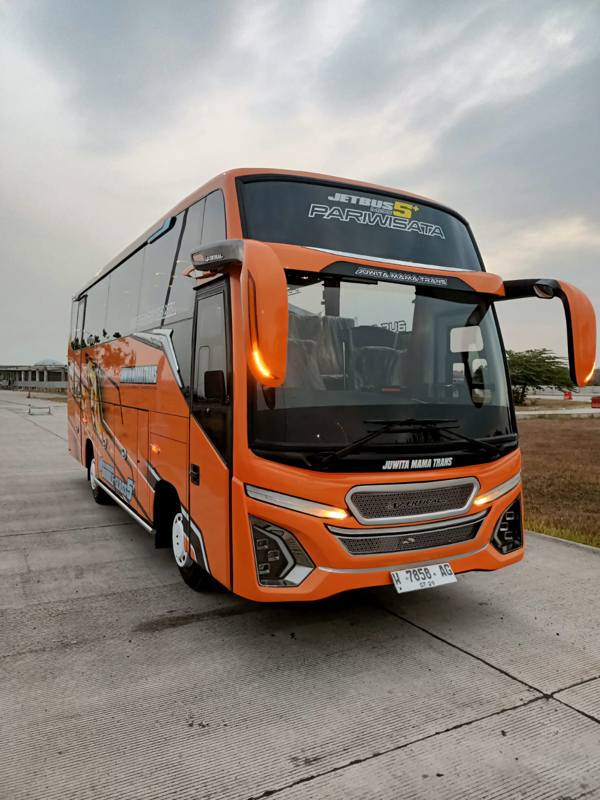 Bus Medium Juwita Mama Trans - Armada Terbaik